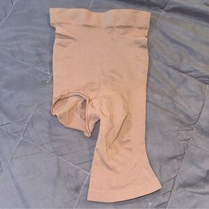 SKIMS SOLUTION SCULPTING SHORTS RIGHT LEG EXPOSED